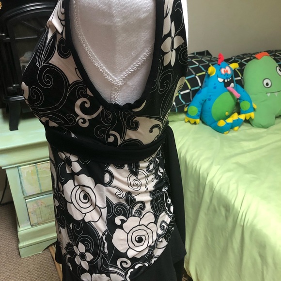 Beautiful top - Picture 2 of 4